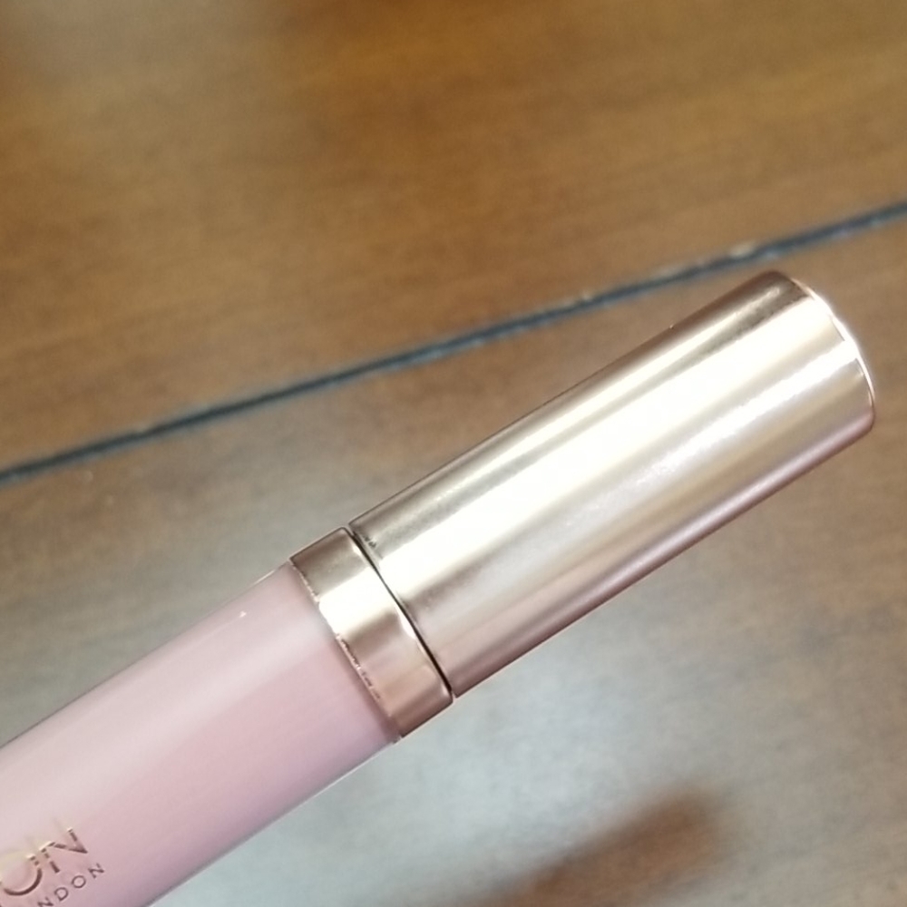 🙂 REVOLUTION LIPSTICK - Picture 2 of 6